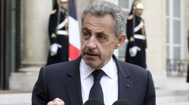 El expresidente de Francia, Nicolás Sarkozy, habla con los periodistas.