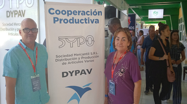 Virginia Pereda, especialista comercial de la INPUD, y Pedro Michel Santana, director de DYPAV, en el stand de la Feria Exposur 2023.