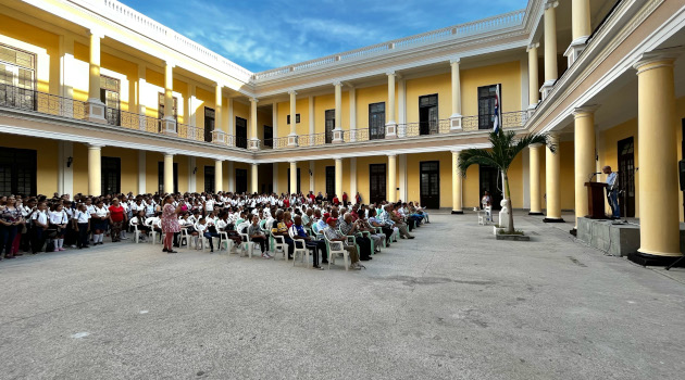 El acto de inicio del curso escolar en Cienfuegos tuvo lugar en la escuela secundaria básica "5 de septiembre", escenario histórico del alzamiento de marinos y civiles en 1957. /Foto: del autor.