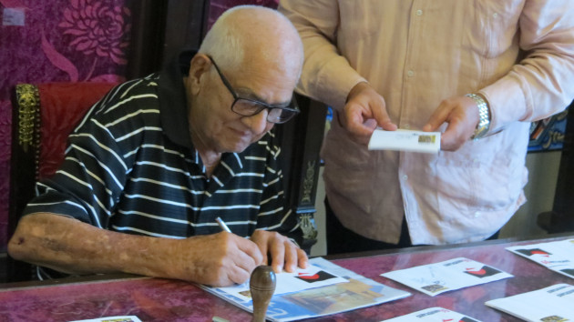 Los combatientes de la gesta heroica, tuvieron la oportunidad también de colocar sus firmas./Fotos: del autor