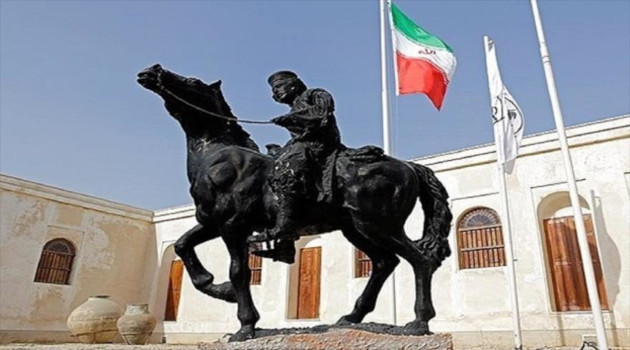 Escultura de Rais Ali Delvari, un gran héroe nacional iraní que lideró la lucha anticolonial, en su casa convertida en museo en la ciudad de Bushehr./ Foto: Del autor.