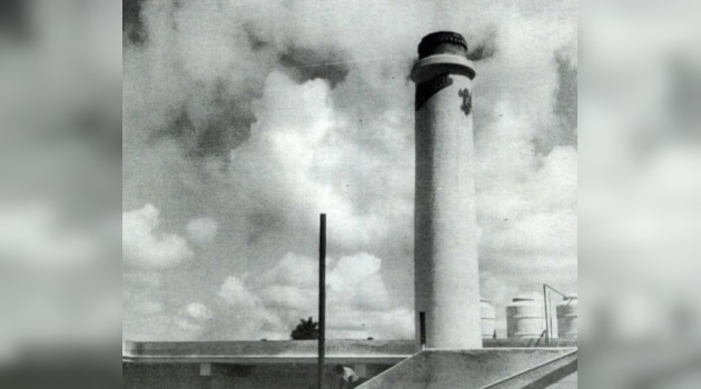 Torre de torrefactora de café La Diana. En la actualidad, aunque la función del edificio ya no es misma, dicha torre se mantiene erigida como huella imborrable de sus faenas cotidianas.