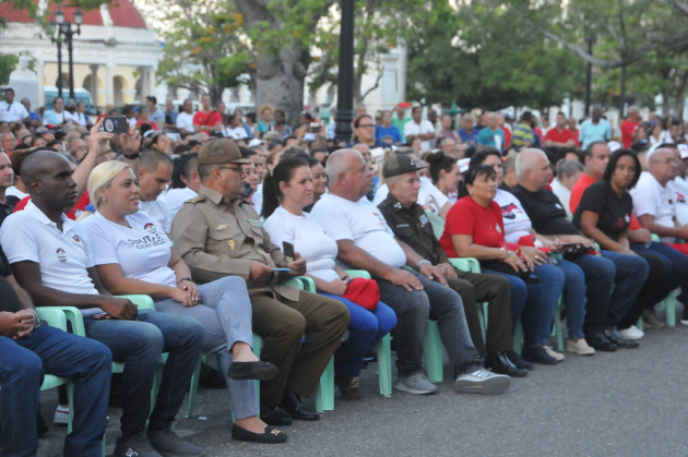 En el propio escenario de las principales acciones de la gesta popular del 5 de Septiembre el pueblo de Cienfuegos se dio cita para honrar la fecha. /Foto Juan Carlos Dorado.