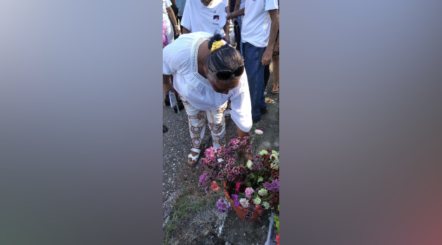 El pueblo de Cienfuegos rindió tributo y desfiló en el cementario Tomás Acea frente al obelisco dedicado a los caídos el 5 de septiembre de 1957. /Foto: Juan Carlos Dorado.