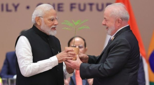 Modi hizo entrega de la presidencia a Lula, que inició su discurso agradeciendo los esfuerzos de la India por su papel como líder del club. /Foto: EFE