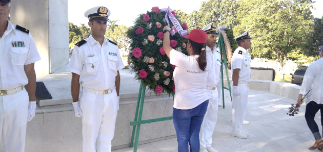 Ofrendas florales a nombre del Partido, el pueblo cienfueguero y familiares de los caídos y de los combatientes fueron depositadas al pie del obelisco que perpetúa la memoria de los mártires de la acción. /Foto: Juan Carlos Dorado.