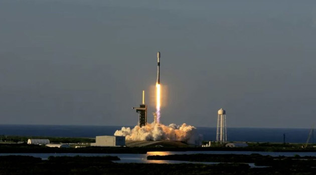 SpaceX pone en órbita 21 satélites Starlink.