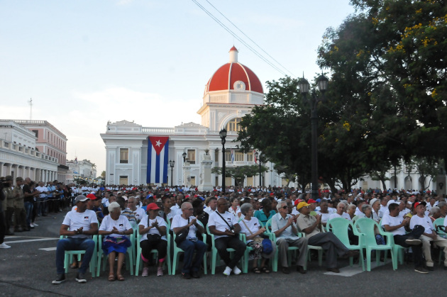 Pueblo cienfueguero participa en el acto por el 5 de septiembre. /Foto: Juan Carlos Dorado.
