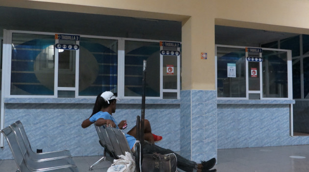 La población acude en vano a las taquillas del primer nivel en la terminal de ómnibus de Cienfuegos, pues hace meses están inutilizadas./ Foto: Del autor