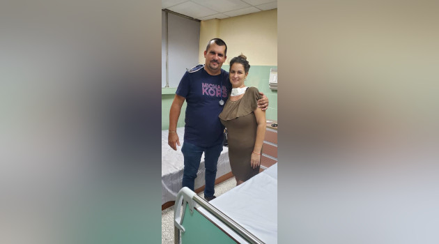 Yulibet junto al Dr. Yoany Ojeda Treto, especialista de segundo grado en Medicina Intensiva y Emergencias.