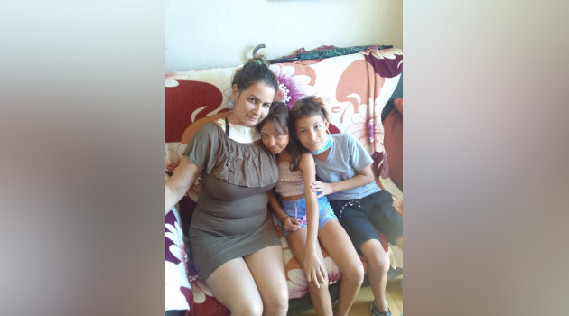 Yulibet junto a sus hijos en casa luego de recibir el alta médica.