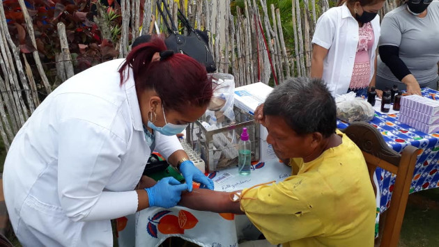 Profesionales de laboratorio clínico tomando muestras para realizar análisis en el poblado de Cartagena.