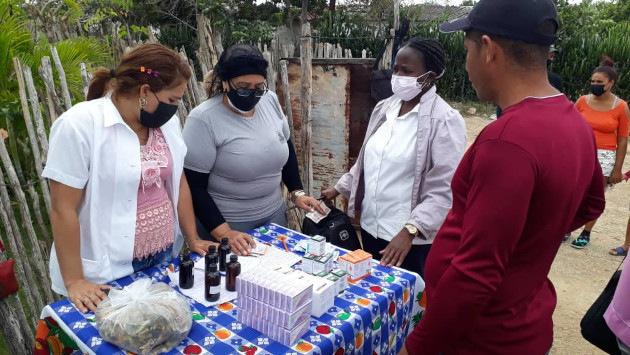 Trabajadores del área de farmacia, expendiendo medicamentos y explicando las bondades de la medicina natural en Cartagena.