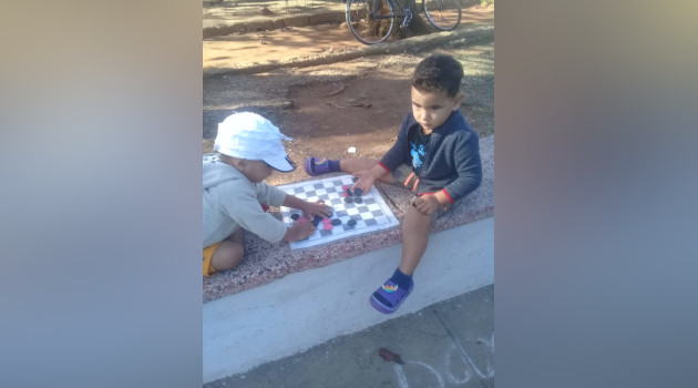 Niños jugando ajedrez en el municipio Aguada de Pasajeros, como parte de los festivales por la salud.