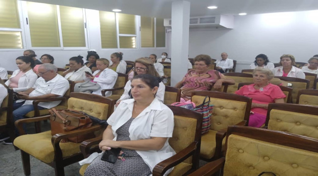 Trabajadores, especialistas e invitados al encuentro que tuvo lugar en el CEA.