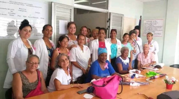 Mariposas junto al personal médico y de enfermería que laboran en el CEA.