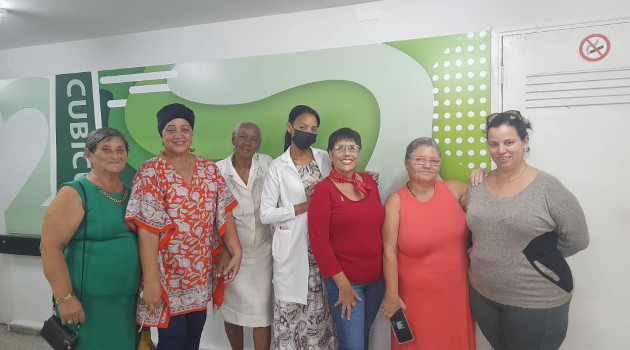 Integrantes del proyecto Mariposas junto a la Dra. Dayana Calzada Urquiola (al centro), especialista de primer grado en Oncología.
