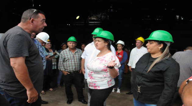 Las máximas autoridades de Cienfuegos apreciaron la marcha de las reparaciones en el central Antonio Sánchez./ Foto: Juan Carlos Dorado.