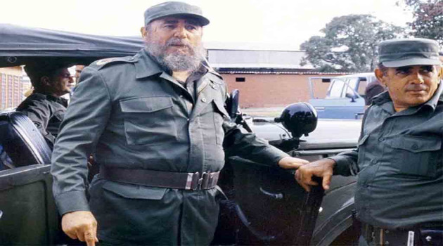 Fidel Castro acompañado por el general de brigada de la reserva José Castro Delgado, jefe de su escolta.