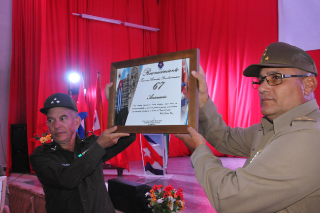 A nombre del Minint llegó el reconocimiento a la Región Militar Cienfuegos/ Foto Juan Carlos Dorado.