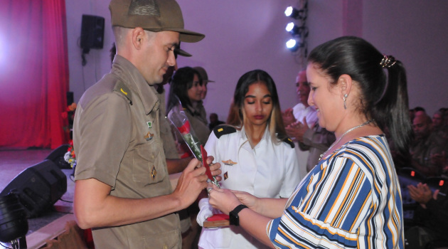 La primera secretaria del PCC en la provincia, Marydé Fernández López, entregó el carné del Partido a nuevos militantes de la organización de vanguardia/ Foto: Juan Carlos Dorado.