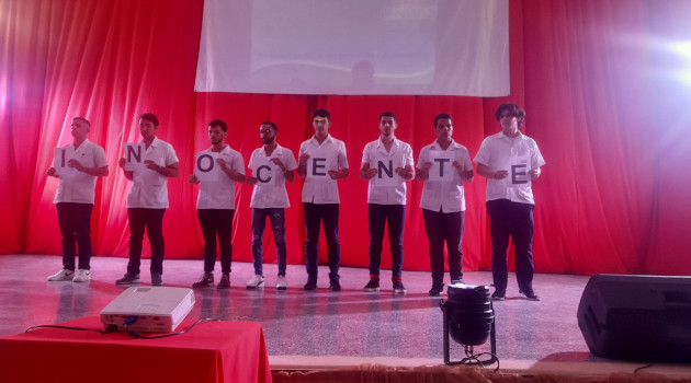 Jóvenes de la Universidad de Ciencias Médicas en Cienfuegos durante el tributo a los ocho estudiantes de medicina fusilados hace 152 años.