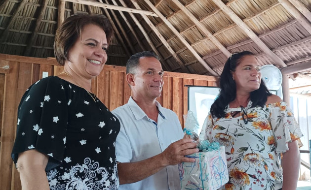 La Lic. Damilsy Sebajanes, jefa de la sección provincial de enfermería (a la izquierda) entrega reconocimientos en la primera jornada del taller.