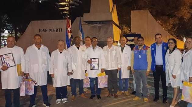 Colaboradores cubanos de la salud en Guatemala regresan a la patria.