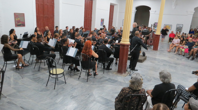 La Orquesta Sinfónica de Villa Clara acompañó al director durante el programa. /Foto: Delvis Toledo de la Cruz