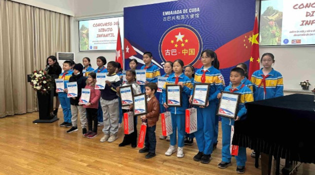 Participantes en concurso infantil "Fidel, entrañable amigo de China".