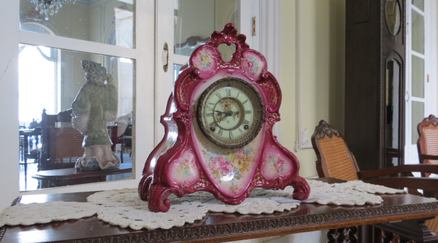 Reloj de mantel alemán, que data del siglo XX en el Palacio Ferrer./ Foto: Del autor