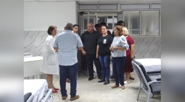 Autoridades del Parlamento cubano y del Secretariado del Comité Central del Partido Comunista de Cuba visitaron la Unidad de Cuidados Intermedios Quirúrgicos, del Hospital Provincial de Cienfuegos./ Foto: del autor