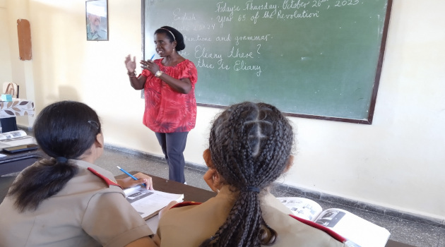 Después de 45 años la profesora de Inglés, Isabel de la Rosa Ferrer se mantiene activa en las aulas./ Foto: Armando Sáez.