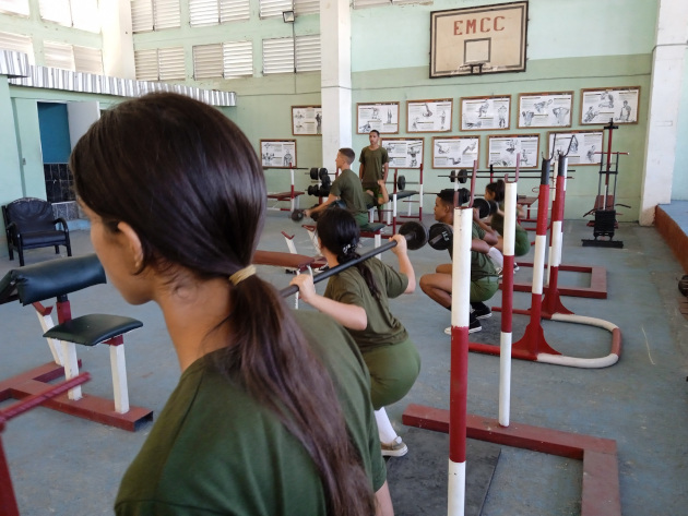 La práctica del deporte, ejercicios en el gimnasio y la educación física constituyen actividades básicas en la preparación de los camilitos./ Foto: Armando Sáez.