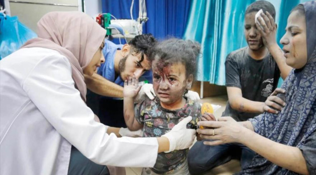 El personal médico atienden a una niña palestina que resultó herida en un ataque israelí en Gaza.