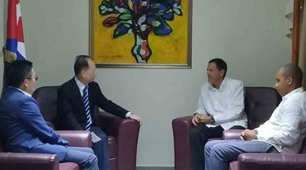 Shi Taifeng, cumplimenta una visita oficial a Cuba.