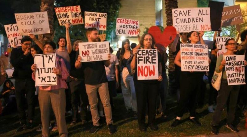 Israelíes realizan se congregan frente al ministerio de asuntos militares en Tel Aviv para pedir un alto el fuego en Gaza.