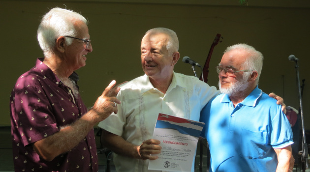 Al centro, Orlando García Martínez, presidente de la Uneac Cienfuegos, acompañado por algunos de los miembros más longevos./Fotos: Delvis.