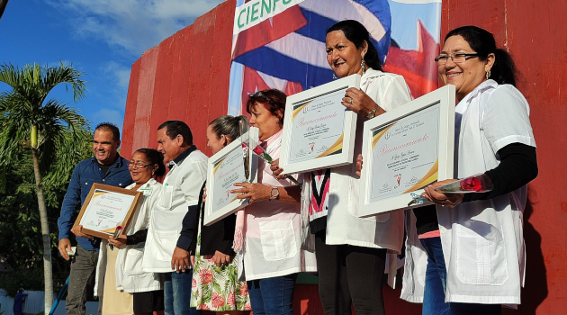 Reconocen a trabajadoras fundadoras del Banco de Sangre.