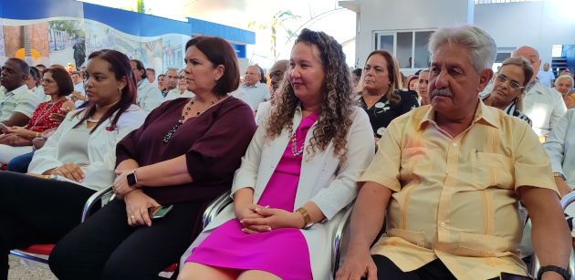 De izquierda a derecha: Dra. Viviana García Escudero, miembro del Comité Central del Partido, Yolepsis Rodríguez Armada, Vicegobernadora Provincial, Dra. Yagen Pomares Pérez, Directora General de Salud Pública y el Dr. Francisco Durán García, Director Nacional de Epidemiología del MINSAP.