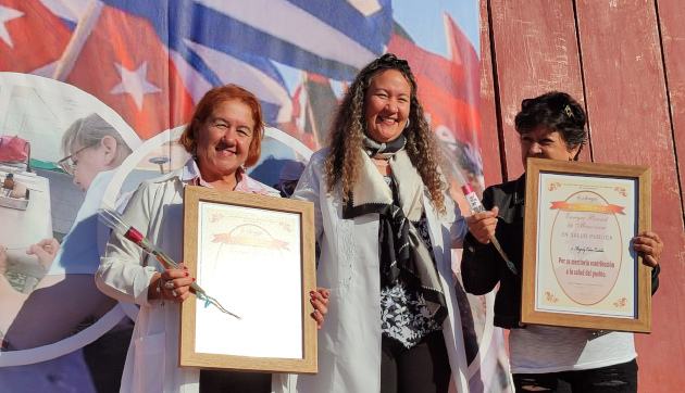 La Dra. Margarita Hernández Sánchez y la Lic. Magaly Calvo Castillo recibieron el Premio Enrique Barnet en Salud Pública.