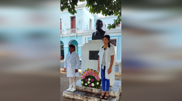 Una representación del sector de la salud colocó una ofrenda floral ante el busto del Dr. Carlos J. Finlay.