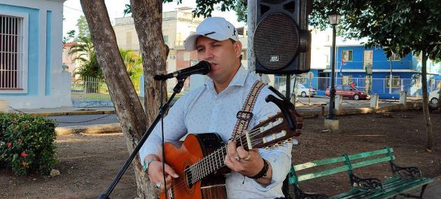 El cantante Yonaiky Calzada presenció con su arte el homenaje al destacado médico y científico cubano. 