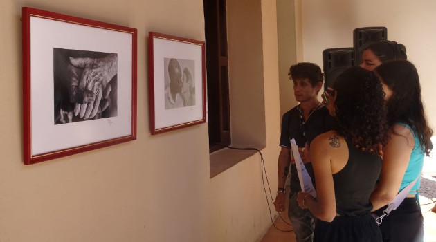 La exposición fotográfica Otra luz se exhibe en el Palacio Leblanc, de la ciudad de Cienfuegos./ Fotos: del autor