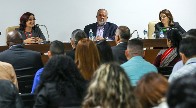 Manuel Marrero, primer ministro, durante los debates en la comisión de Atención a los Servicios. /Foto: Abel Padrón Padilla/ Cubadebate.