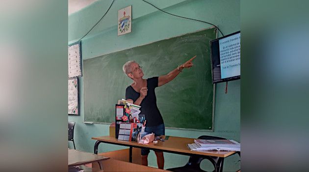 María del Carmen Broche Quirol, educadora de la enseñanza primaria, confía en la superación para mejorar la calidad de la docencia./Foto: De la autora