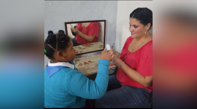 Oramis Isabel Hernández Padrón, de la Educación Logopedia, refiere que la educación cubana es reconocida a nivel internacional por la sensibilidad y el vínculo estrecho con los niños y la familia./ Foto: De la autora