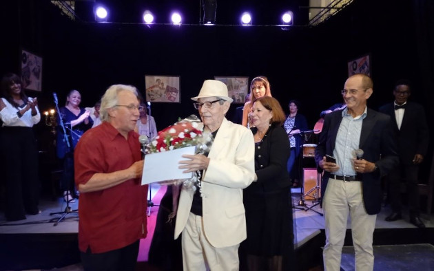 En la gala se homenajeó al guitarrista cienfueguero Dagosbelt Quesada Álvarez por sus 60 años de vida artística. / Foto: Del autor
