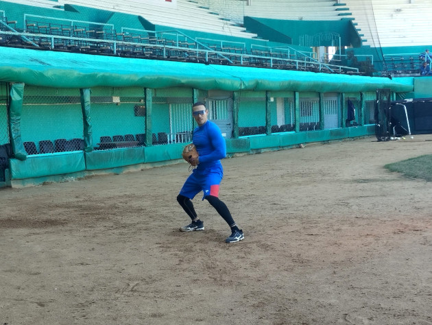 Hermes González realizando el entrenamiento en el estadio 5 de Septiembre.