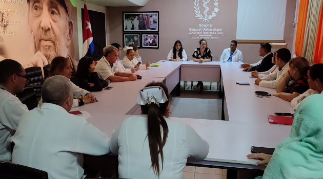 El equipo de dirección del Hospital General Universitario Dr. Gustavo Aldereguía de la familia cienfueguera presente en el acto de entrega.